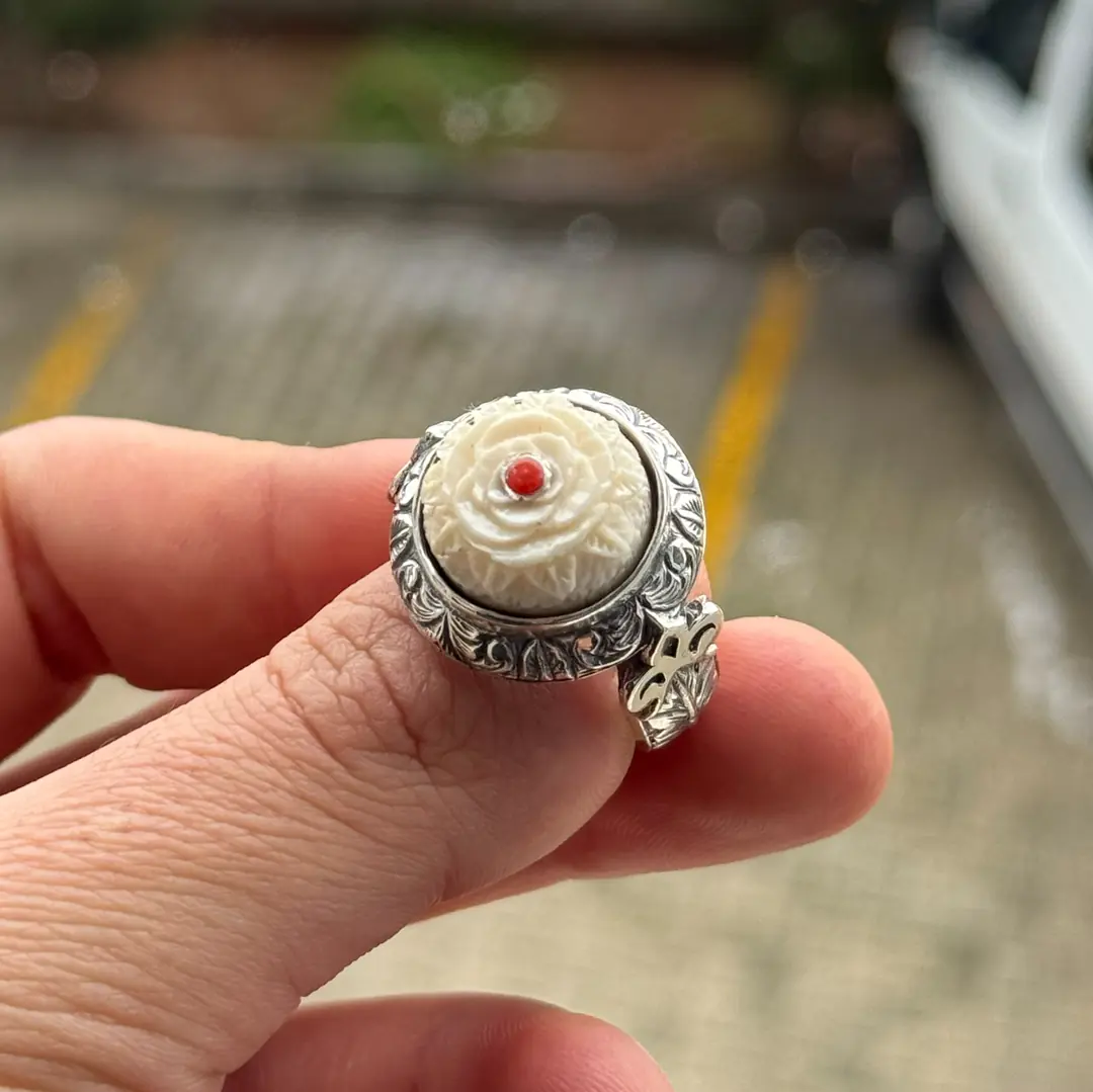 Kızıl Tunus Mercanı Kakmalı El Oyma Nakkaş İşçilikli 925 Ayar Gümüş Yüzük
