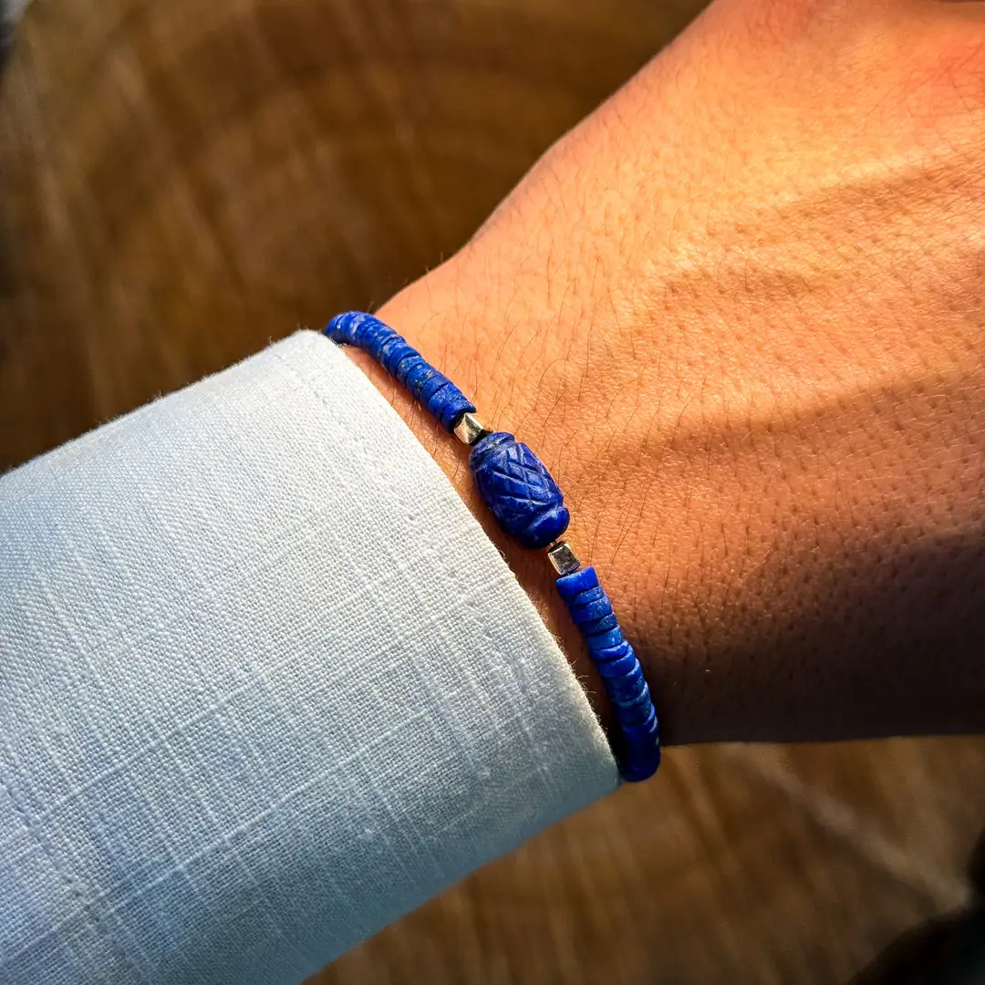 El İşçiliği Gravür Desenli Lapis Lazuli Doğaltaş Bileklik – Doğal & Özgün